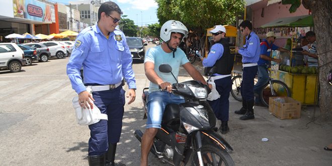 Agentes municipais de trânsito abordaram motociclistas que circulavam nas motonetas pelo Centro da cidade (Foto: Cacau).